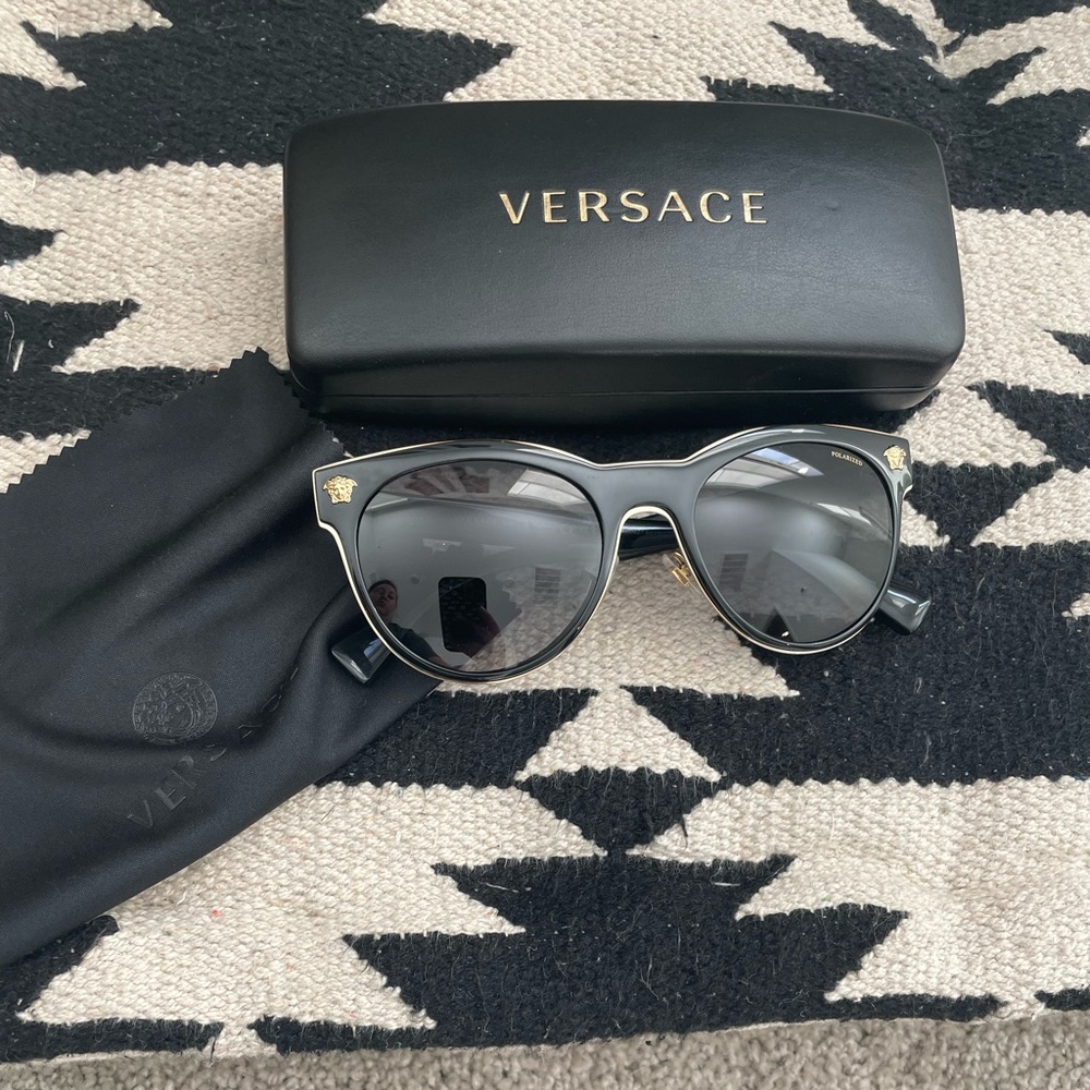 Versace Black and Good Women’s Cat-eye Sunglasses. Great condition
